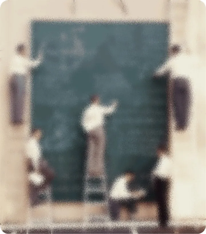 Persone su scale davanti a una grande lavagna, intente a scrivere