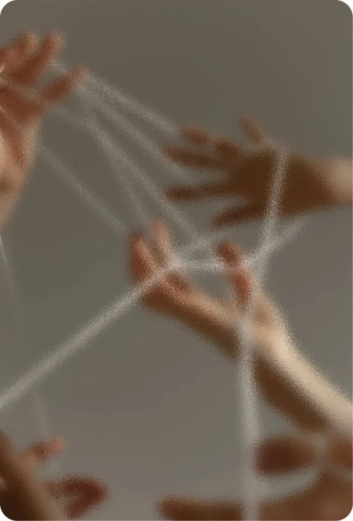 Mani che intrecciano fili tra loro, come in un gioco di cordicella