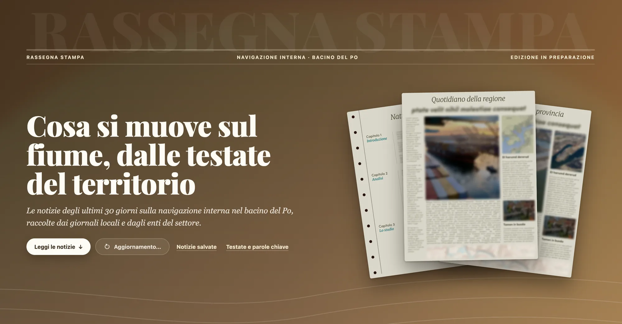 Primo piano sfocato di pagine di giornale con il titolo «Quotidiano della regione» e immagini di un fiume, barche e una veduta aerea della città