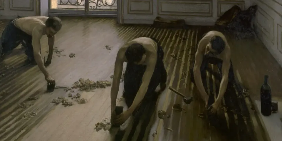 Dipinto di Caillebotte: tre operai a torso nudo piallano il parquet di una stanza illuminata dalla luce di una grande finestra